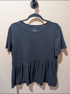 GAP Short Sleeve Ruffle-Hem Peplum Asymmetrical Tee Large  Moonless Night Gray
